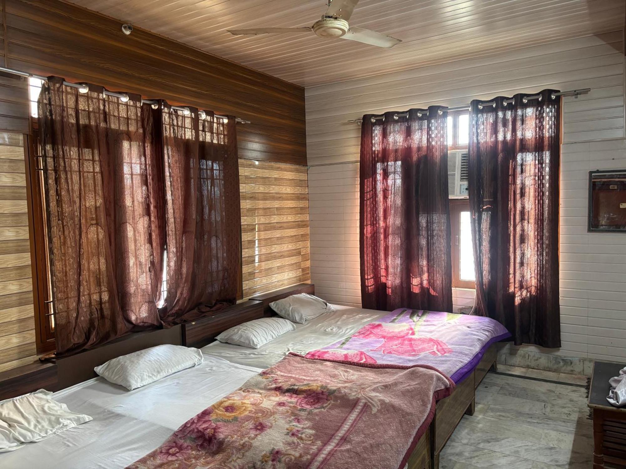 Sgh Guest House Mathura Extérieur photo